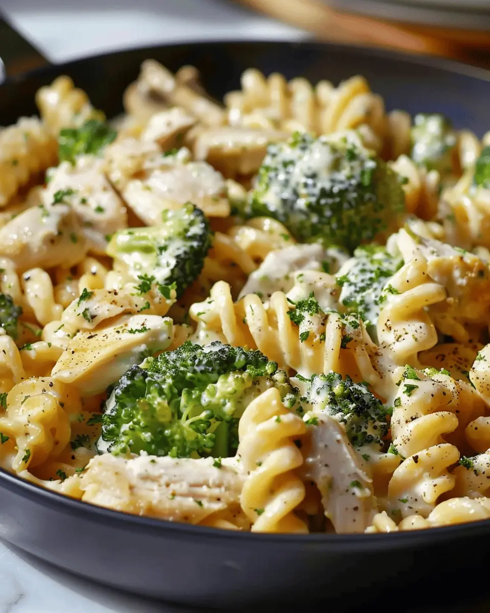Creamy Rotisserie Chicken Broccoli Pasta: A Quick Comfort Dish